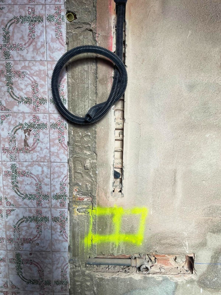ConsMariAleixos's tweet photo. 🔌  Las entrañas de la obra no son tan bonitas como lo es la construcción una vez añadidos los revestimientos y acabados, pero son necesarias para incorporar todos los elementos de electricidad y fontanería.
 
 🔗Nuestra web: https://t.co/rJEPyziFl3 https://t.co/wJwEYZrAUy