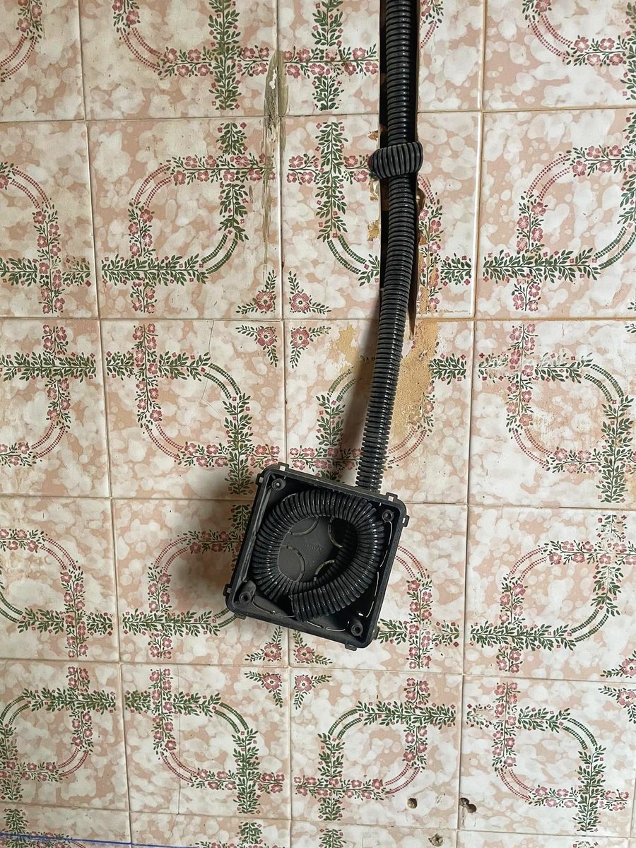 ConsMariAleixos's tweet photo. 🔌  Las entrañas de la obra no son tan bonitas como lo es la construcción una vez añadidos los revestimientos y acabados, pero son necesarias para incorporar todos los elementos de electricidad y fontanería.
 
 🔗Nuestra web: https://t.co/rJEPyziFl3 https://t.co/wJwEYZrAUy