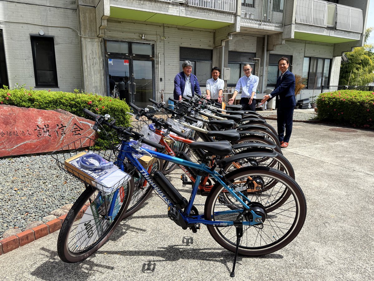 JATCO_Official's tweet photo. 今日は、児童養護施設「誠信少年少女の家」さまにもFESGLIDE(フェスグライド)を7台お届けしました🚲
一足先に職員のみなさんに、敷地内の坂道でアシスト力を体験していただきました。
FESGLIDEと一緒にたくさんの思い出を作ってもらえたらうれしいです✨
#電動アシスト自転車 https://t.co/MYbFPEgCA2
