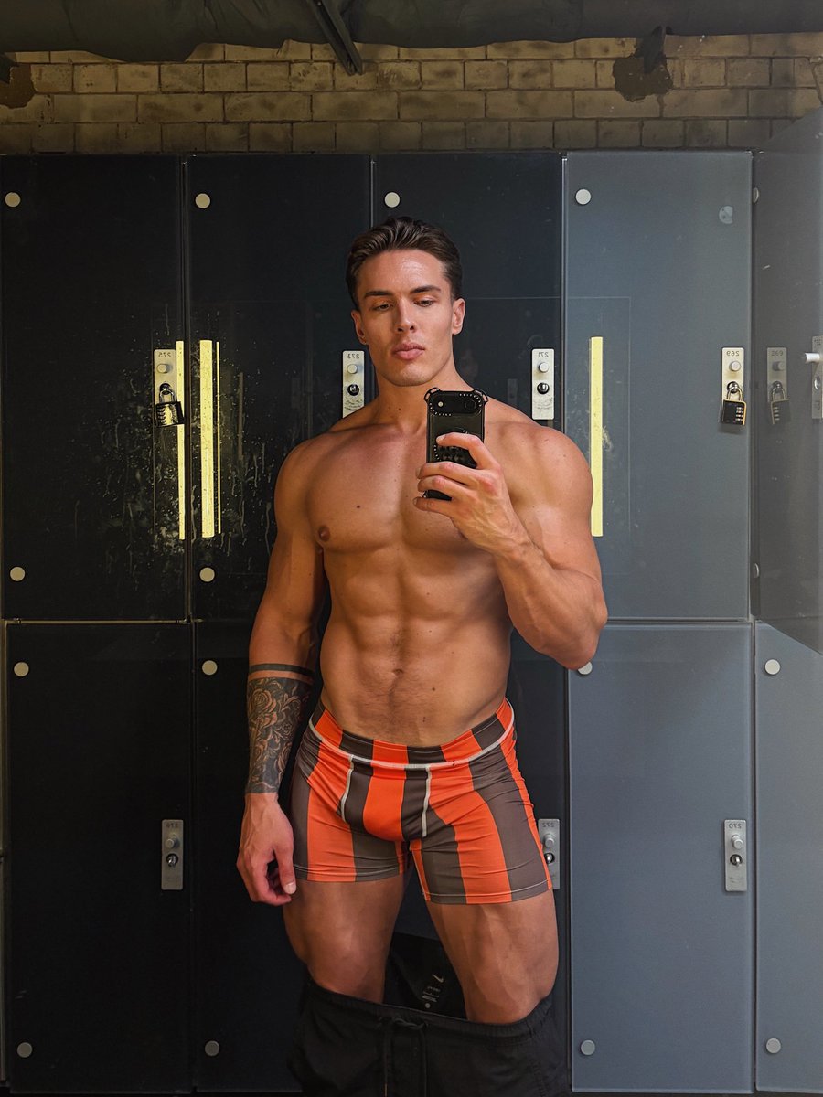 jj_aussie's tweet photo. tag London / UK tops.. https://t.co/UcwI5p3AOE