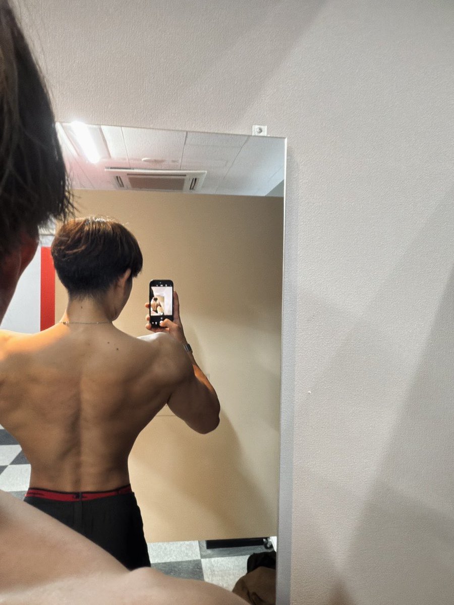 背中は正面から撮ると誤魔化しがきかない
体捻って撮るとめっちゃ盛れるよね