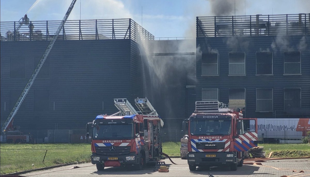 yellow_flame's tweet photo. Om 12.06 u is een 2e NL-Alert verzonden ivm de brand bij het datacenter in Almere. Het uitzendgebied NL-Alert gaat vanaf Almere over Huizen en Laren tot Hilversum.
Tevens #GRIP2
Info: https://t.co/eSdEyTKChV
NL-Alert: https://t.co/d2Z2WctpeI
Beelden: https://t.co/u9zULBci28 https://t.co/ETs3TB6ULq