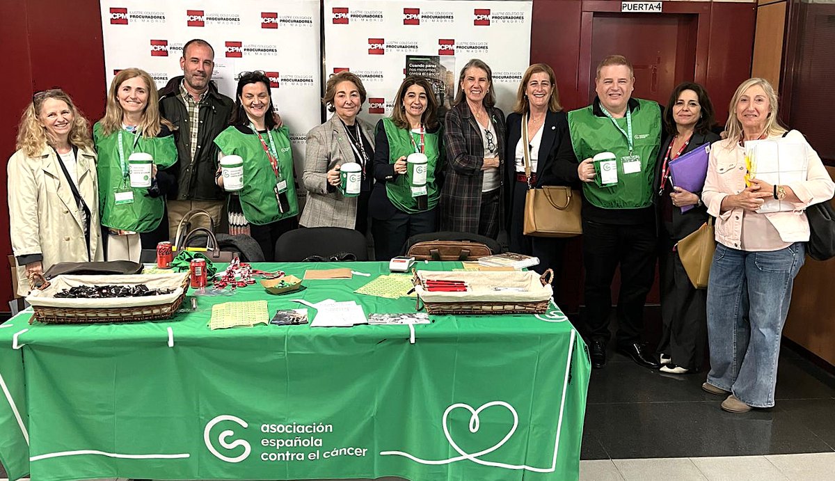 ICPMad's tweet photo. 🟢Gracias a todos/as por vuestra colaboración ‼️ 
#TodosContraElCáncer #Procuradores

📸 Los miembros de Junta de Gobierno, M.ª Cruz Ortiz, Luis de Argüelles, Natalia Martín de Vidales, Mario Castro, Gemma Revuelta y Cristina Méndez, junto a compañeros/as procuradores, y el anterior decano del ICPM, Argimiro Vázquez Guillén.