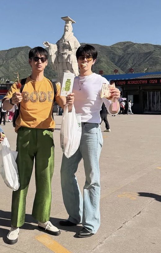 คำถามคือ ถุงขนมในมืออาโป นี่แบ่งกินกัน 2 คนป่ะเน้อออออ