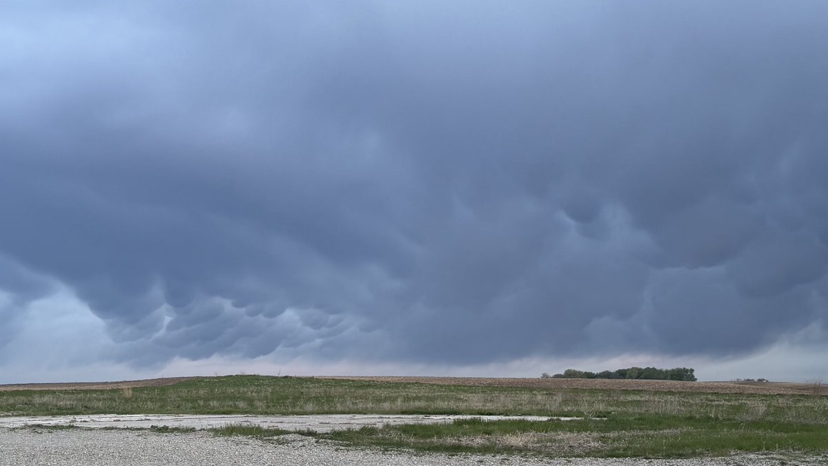 cyclonecougar's tweet photo. @NWSDesMoines Interesting cloud formations this morning with shower moving across northern Kossuth County at 169/9 intersection E of Swea City, IA… https://t.co/zcSQJdHwRk