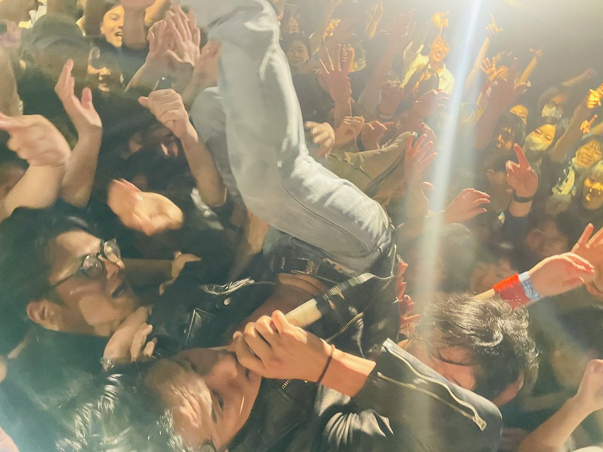 afoc_official's tweet photo. 【無料生配信中】

2026年5月7日(木)
a flood of circle 20周年記念
LIVE AT 下北沢SHELTER
19:00start

公式YouTubeチャンネルにて無料生配信中📡
まだまだ間に合います🍺
https://t.co/5gNuOsv0hk

#フラッド
#AFOC20th https://t.co/m6BdrWCFHS