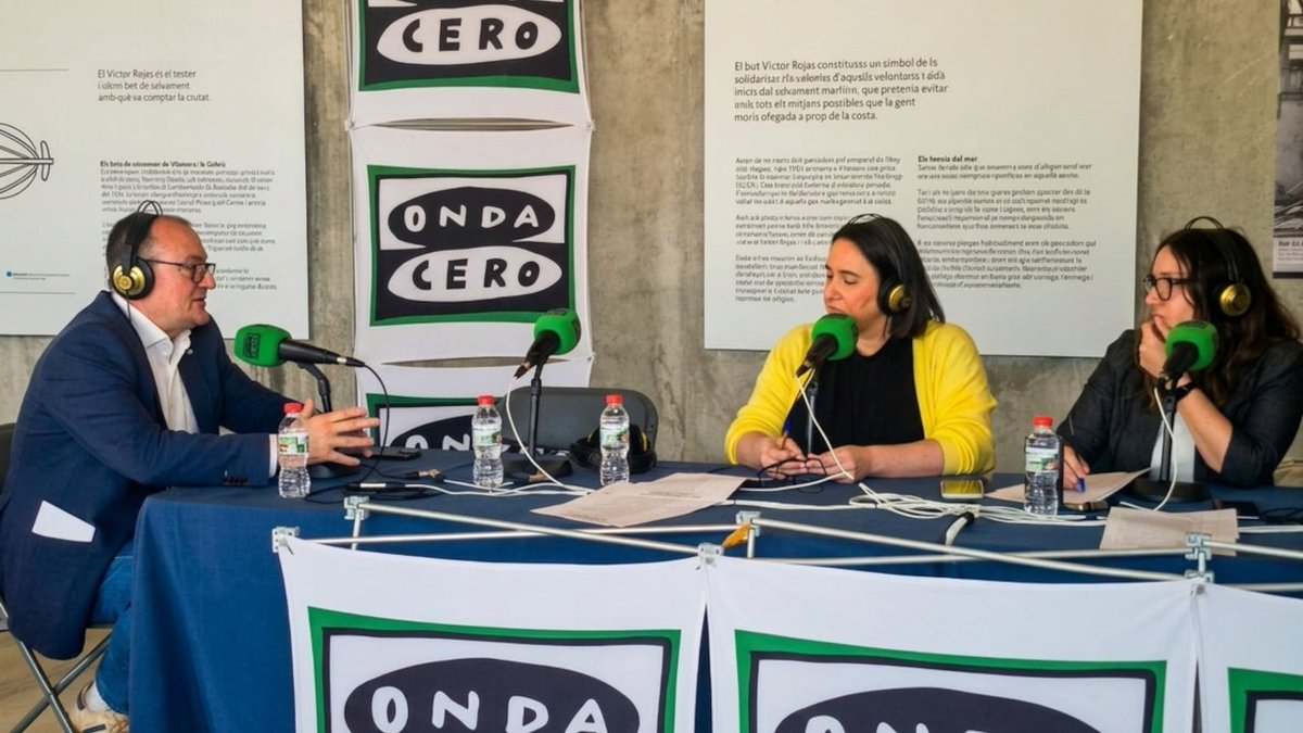 OndaCero_cat's tweet photo. 🔴 Avui fem #LaCiutat EN DIRECTE des de Vilanova i la Geltrú. Acabem de conversar amb l'alcalde Juan Luis Ruiz, que anuncia que es presentarà a la reelecció l'any vinent. Ara, seguim descobrint la capital del Garraf. Ho fem amb @mfranch4 i @jasokaki.

📻 https://t.co/IpsoaGO82x https://t.co/inde3CA1hq