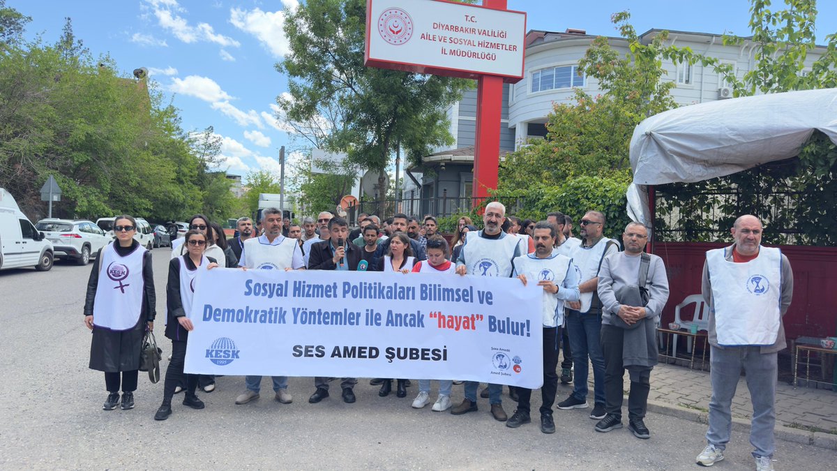 sesamed21's tweet photo. Hakkari’de görev yapan psikolog arkadaşımızın uğradığı bıçaklı saldırıya ilişkin bugün Diyarbakır Aile ve Sosyal Hizmetler İl Müdürlüğü önünde Amed sağlık platformu ve KESK Amed şubeler platformu olarak açıklamamızı gerçekleştirdik.
Bir kez daha vurguluyoruz:
Bakanlığın hayata geçirdiği “Sosyal Risk Değerlendirmesi” uygulaması bilimsel ölçütlerden uzak, çalışanların ve meslek örgütlerinin görüşleri alınmadan hazırlanmış antidemokratik bir uygulamadır.
Sahada çalışan emekçileri korumayan, riskleri artıran bu anlayış yaşanan saldırıların zeminini büyütmektedir.
Aile ve Sosyal Hizmetler Bakanlığı’na çağrımızdır:
Bu uygulama derhal geri çekilmelidir.
Yeni düzenleme; bilimsel kriterler esas alınarak, tüm sendikaların ve meslek örgütlerinin görüşü alınarak yeniden hazırlanmalıdır.
Sosyal hizmet emekçilerinin can güvenliği sağlanana kadar mücadelemizi sürdüreceğiz.
@dbakirvalilik @tcailesosyal @diyarbakiraile @TBMMresmi
