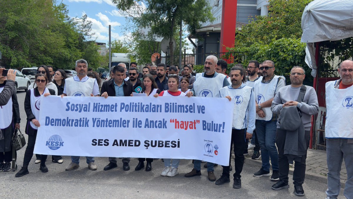 sesamed21's tweet photo. Hakkari’de görev yapan psikolog arkadaşımızın uğradığı bıçaklı saldırıya ilişkin bugün Diyarbakır Aile ve Sosyal Hizmetler İl Müdürlüğü önünde Amed sağlık platformu ve KESK Amed şubeler platformu olarak açıklamamızı gerçekleştirdik.
Bir kez daha vurguluyoruz:
Bakanlığın hayata geçirdiği “Sosyal Risk Değerlendirmesi” uygulaması bilimsel ölçütlerden uzak, çalışanların ve meslek örgütlerinin görüşleri alınmadan hazırlanmış antidemokratik bir uygulamadır.
Sahada çalışan emekçileri korumayan, riskleri artıran bu anlayış yaşanan saldırıların zeminini büyütmektedir.
Aile ve Sosyal Hizmetler Bakanlığı’na çağrımızdır:
Bu uygulama derhal geri çekilmelidir.
Yeni düzenleme; bilimsel kriterler esas alınarak, tüm sendikaların ve meslek örgütlerinin görüşü alınarak yeniden hazırlanmalıdır.
Sosyal hizmet emekçilerinin can güvenliği sağlanana kadar mücadelemizi sürdüreceğiz.
@dbakirvalilik @tcailesosyal @diyarbakiraile @TBMMresmi