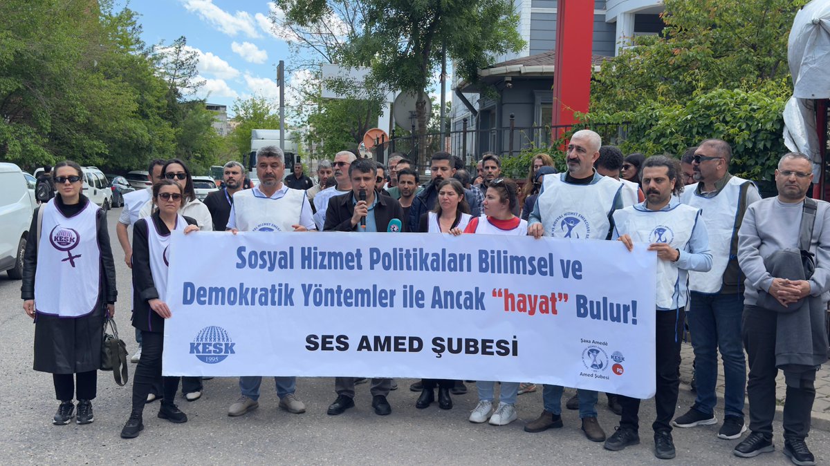 sesamed21's tweet photo. Hakkari’de görev yapan psikolog arkadaşımızın uğradığı bıçaklı saldırıya ilişkin bugün Diyarbakır Aile ve Sosyal Hizmetler İl Müdürlüğü önünde Amed sağlık platformu ve KESK Amed şubeler platformu olarak açıklamamızı gerçekleştirdik.
Bir kez daha vurguluyoruz:
Bakanlığın hayata geçirdiği “Sosyal Risk Değerlendirmesi” uygulaması bilimsel ölçütlerden uzak, çalışanların ve meslek örgütlerinin görüşleri alınmadan hazırlanmış antidemokratik bir uygulamadır.
Sahada çalışan emekçileri korumayan, riskleri artıran bu anlayış yaşanan saldırıların zeminini büyütmektedir.
Aile ve Sosyal Hizmetler Bakanlığı’na çağrımızdır:
Bu uygulama derhal geri çekilmelidir.
Yeni düzenleme; bilimsel kriterler esas alınarak, tüm sendikaların ve meslek örgütlerinin görüşü alınarak yeniden hazırlanmalıdır.
Sosyal hizmet emekçilerinin can güvenliği sağlanana kadar mücadelemizi sürdüreceğiz.
@dbakirvalilik @tcailesosyal @diyarbakiraile @TBMMresmi