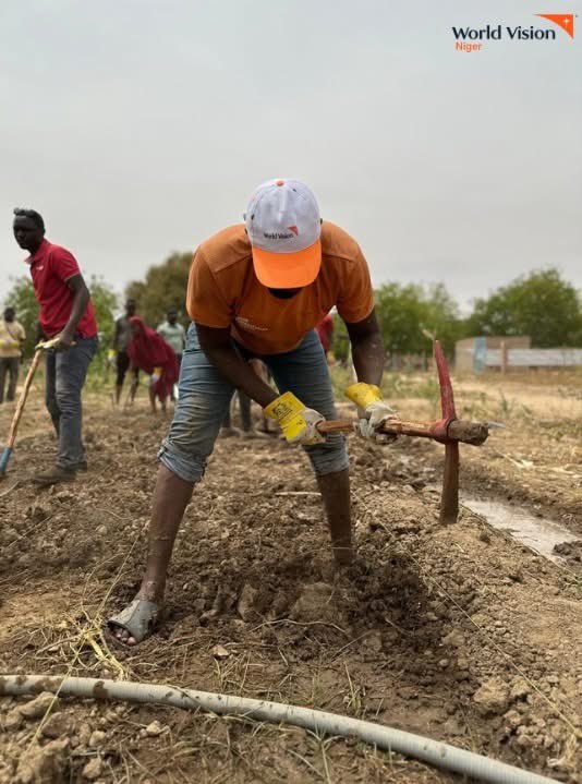 WorldVisionNe's tweet photo. Renforcer les capacités pour une agriculture résiliente dans le departement de Guidan Roumdji. 

Dans le cadre du Maradi Integrated and Sustained Resilience Project (MISRP) mis en œuvre par World Vision, avec l’appui financier du Programme Alimentaire Mondial (PAM), une formation a été organisée sur le site maraîcher de Kawayé 1, ces mardi et mercredi au profit des staffs terrain du projet et des agents communaux de l’agriculture de Guidan Sori, Guidan Roumdji et Chadakori. Cette session a porté sur la mise en œuvre de l’agriculture syntropique.

Cette approche innovante vise à restaurer la fertilité des sols, améliorer durablement les rendements agricoles et renforcer la résilience des communautés face aux effets du changement climatique. Grâce à cette formation, les acteurs locaux disposent désormais de compétences pratiques pour promouvoir des systèmes de production plus durables, productifs et respectueux de l’environnement.

Un pas décisif vers une agriculture plus verte, plus productive et génératrice de revenus pour les producteurs locaux.
Ensemble, semons aujourd’hui les bases de la sécurité alimentaire de demain.

#worldvisionniger
#Terre