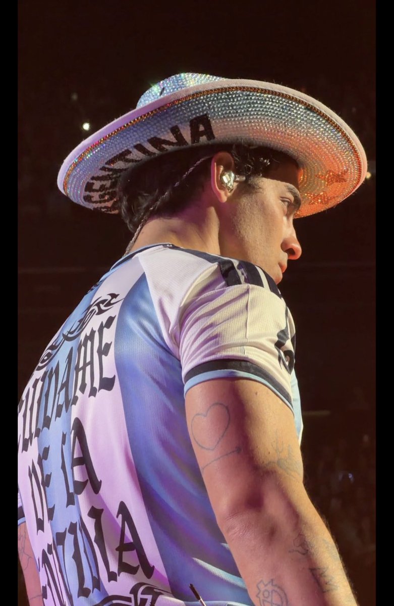 vicky_aileenn's tweet photo. He definitely wore it better #jonasargentina #greetingsfromargentina https://t.co/2oY8ZVaRIl
