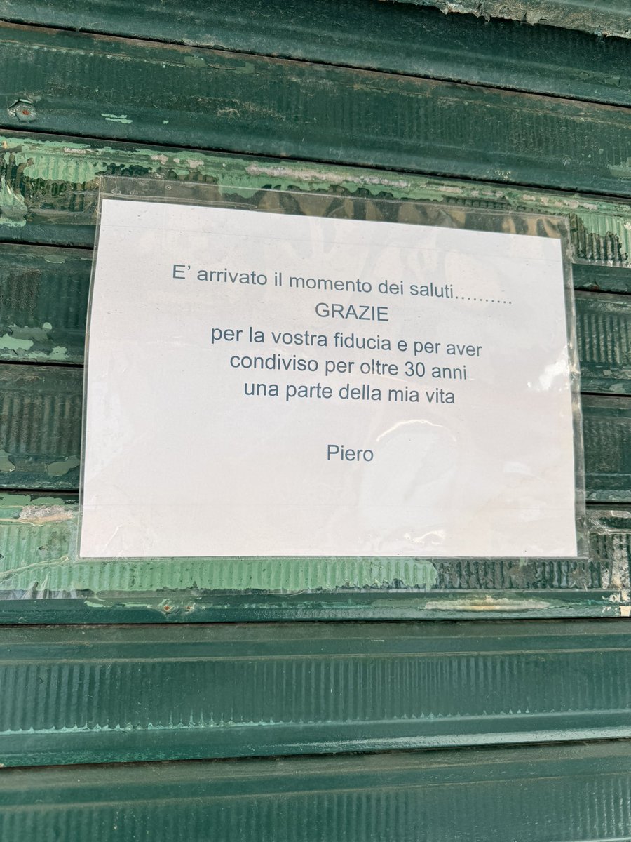 Poche cose al mondo riescono a intristirmi come i cartelli di saluto affissi sulle saracinesche o vetrine dei negozi che chiudono, è più forte di me, mi prende malissimo