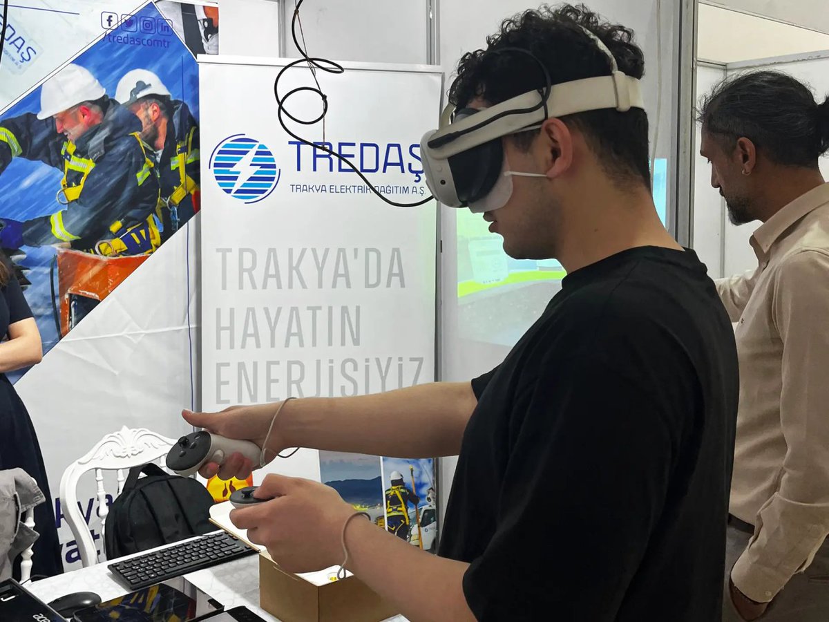 tredascomtr's tweet photo. Trakya Bölgesi'nin en büyük kariyer etkinliği TRAKYAKAF'26'da yerimizi aldık! 🚀

VR deneyimleriyle saha süreçlerini keşfetmek, kariyer fırsatlarımızı yakından tanımak ve genç mühendislerimizin tecrübelerini dinlemek için standımıza bekliyoruz.... https://t.co/D93gF1pWyj