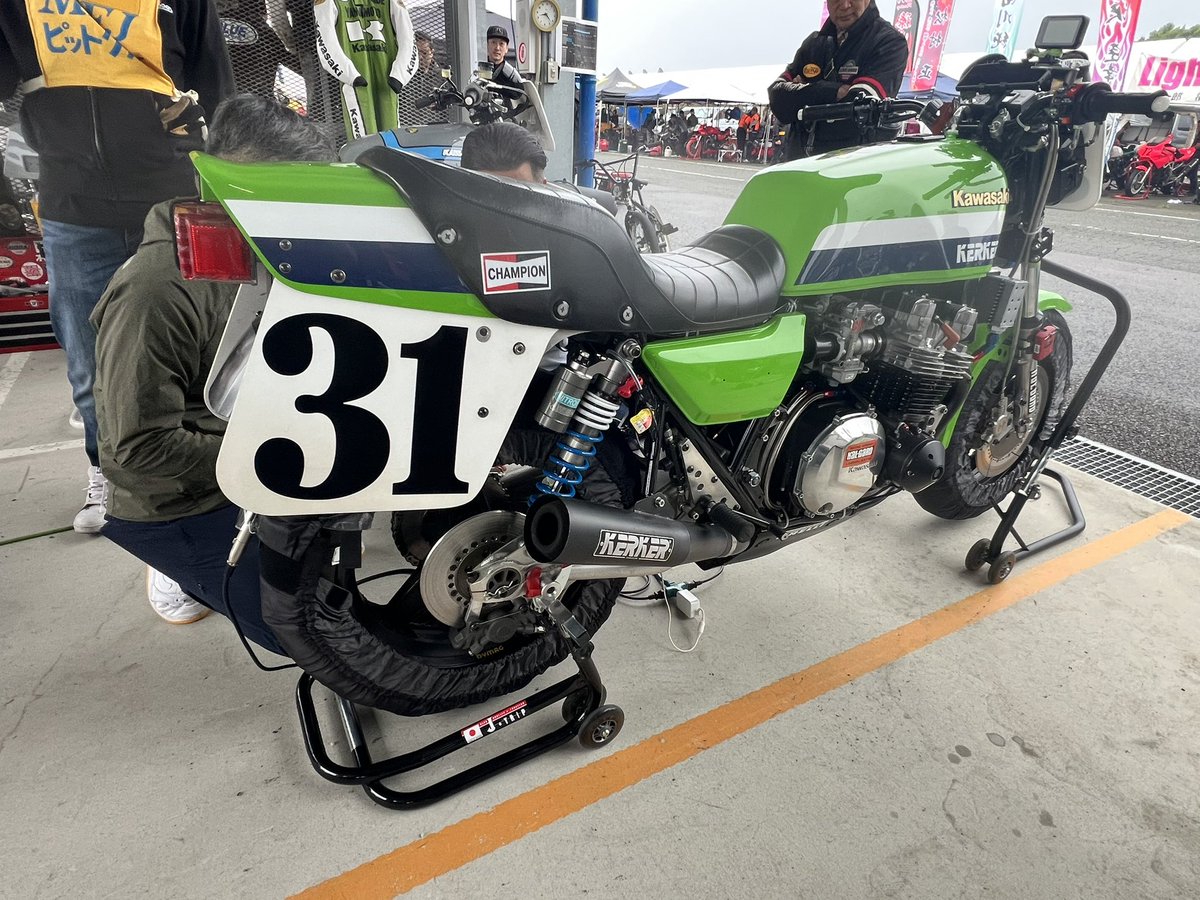 fukk1100's tweet photo. モテモテ車輌。
よー作られてる。
いつ見てもかっこよろしい。
お疲れ様でした！
#z1000j #エディローソン https://t.co/Yp9JbRx7bP