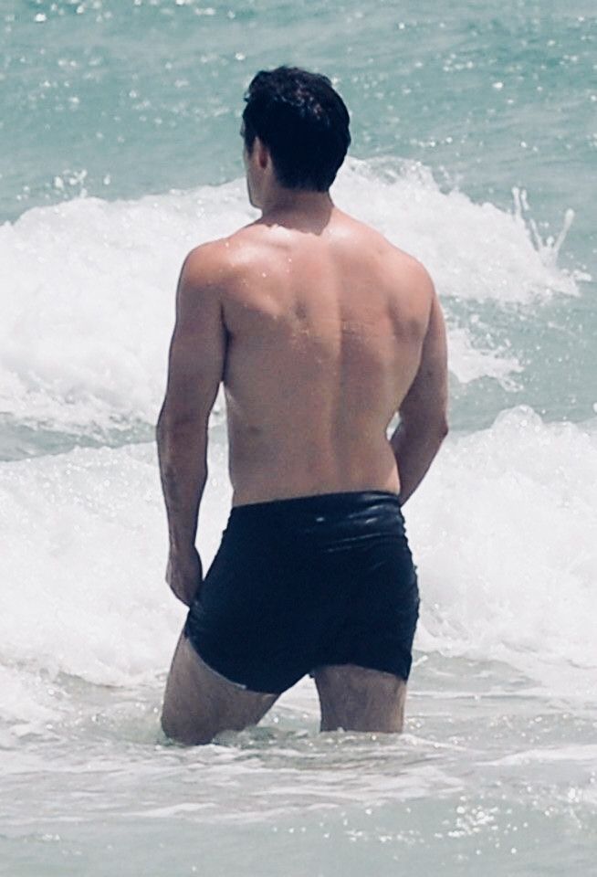 cavill_henryfan's tweet photo. These are not photoshopped. ♥️♥️♥️♥️♥️♥️ #henrycavill https://t.co/xi4FWJlFK3