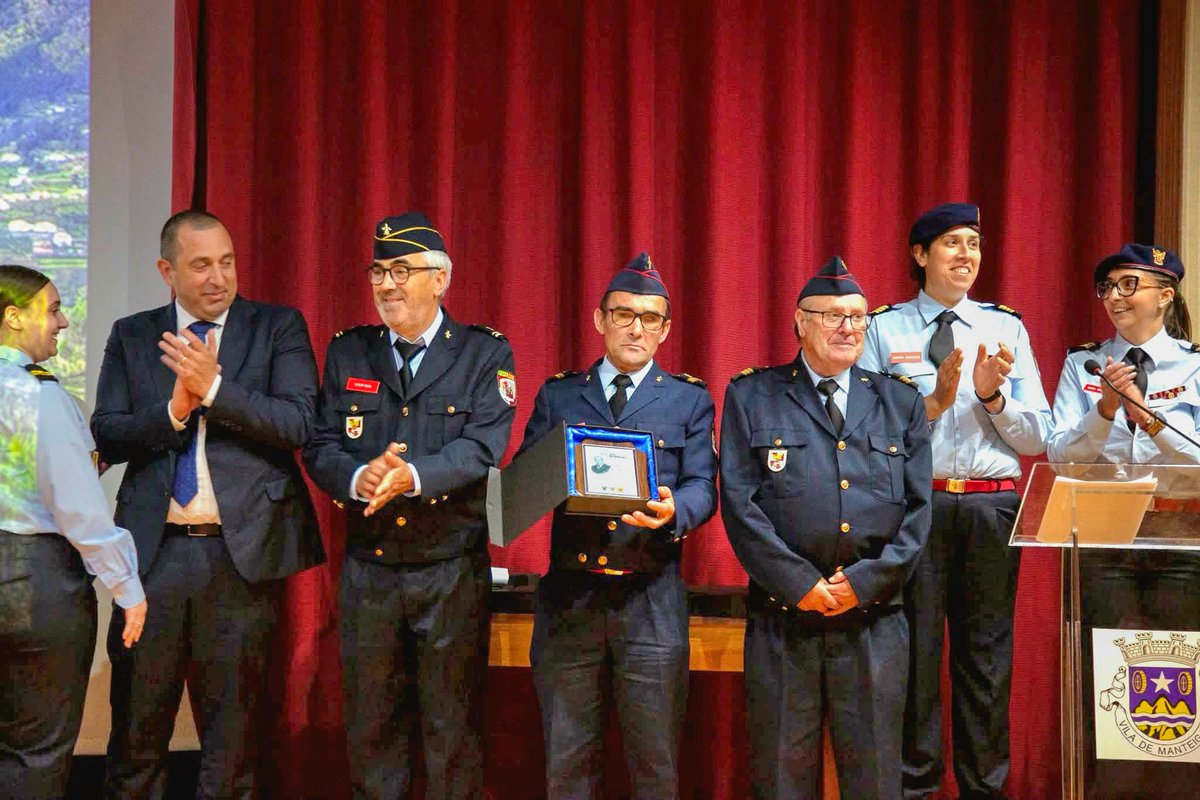 FabioFPinto's tweet photo. Numa cerimónia dedicada ao reconhecimento à missão, foi justíssima e merecida a oportunidade para homenagear todas as gerações de elementos do Corpo de Bombeiros, Quadros de Comando, sócios e membros dos órgãos sociais. https://t.co/mLLBV0FSpI