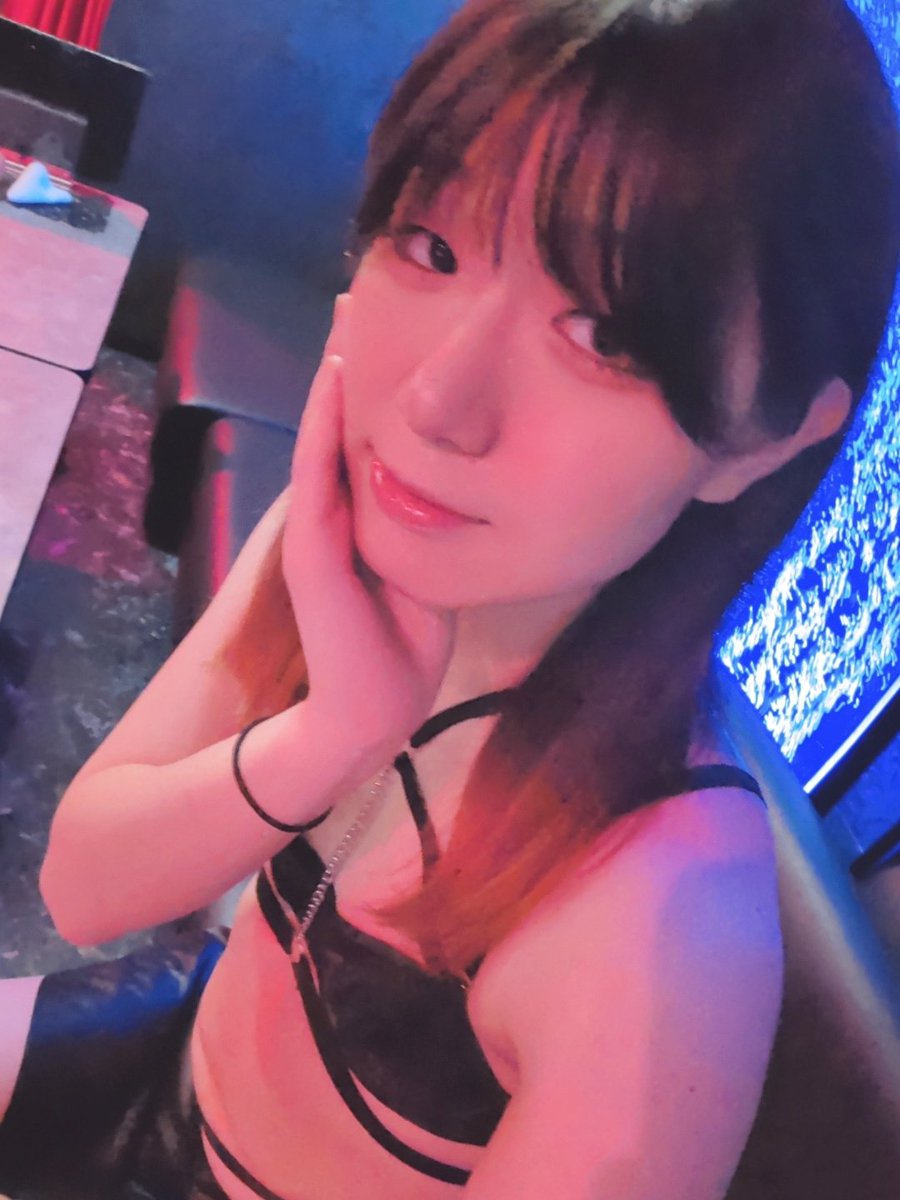 sachi_MSub's tweet photo. エイトオープンです
こえださん、おみさんとお待ちしてます！
GW明けですがいっぱい話しましょ〜!!!

@8_fetishbar https://t.co/ukX9XeuIzl