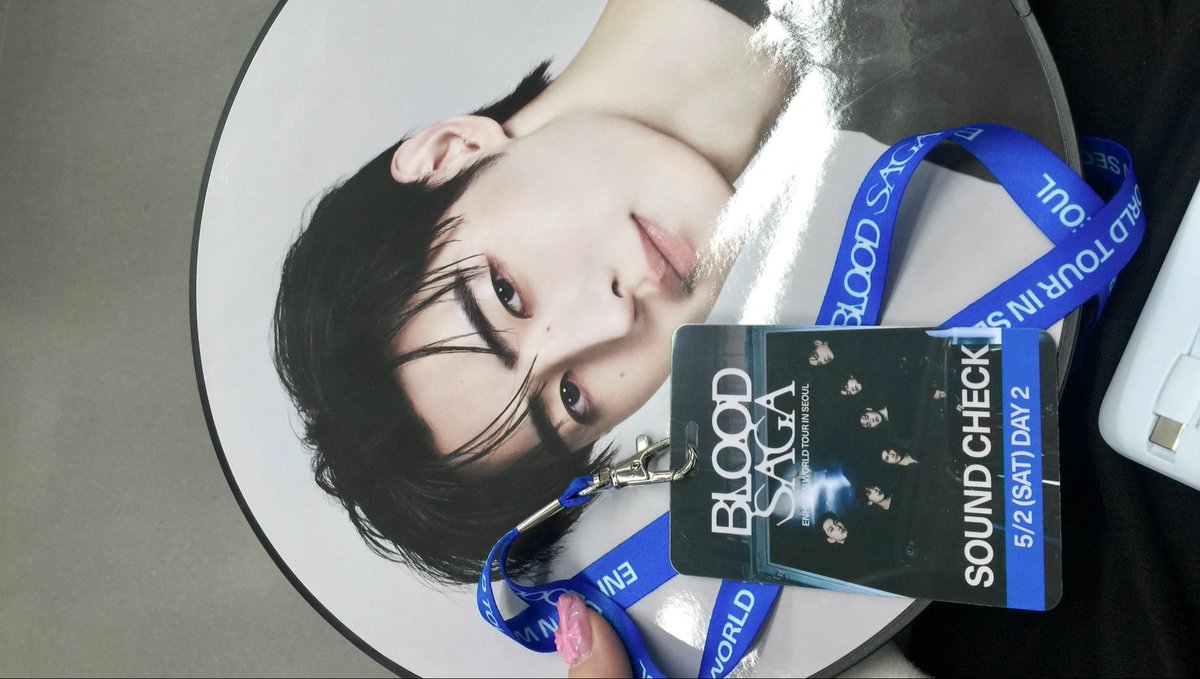 swellingpado's tweet photo. 콘서트 가면 해야 할 것: 오빵이들이랑 비리얼찍기 ♥ https://t.co/sb1GeKYclA