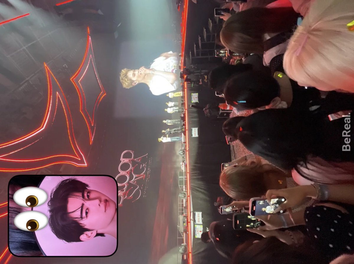 swellingpado's tweet photo. 콘서트 가면 해야 할 것: 오빵이들이랑 비리얼찍기 ♥ https://t.co/sb1GeKYclA