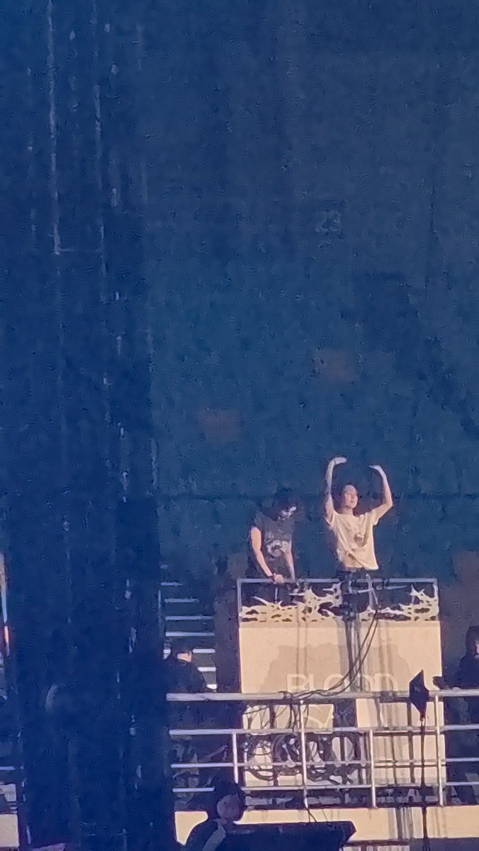 swellingpado's tweet photo. 콘서트 가면 해야 할 것: 오빵이들이랑 비리얼찍기 ♥ https://t.co/sb1GeKYclA
