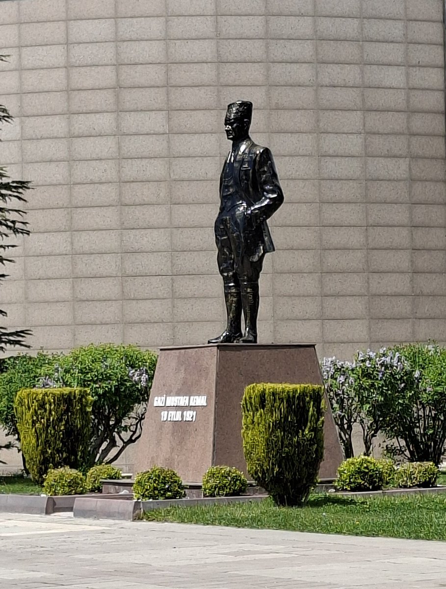 idrisTugunmus12's tweet photo. Gazi Mareşal Mustafa Kemal ATATÜRK'ü her andığımda her gördüğümde aklıma gelen sözleri özlemle 🤲🇹🇷

Umutsuz durumlar yoktur, umutsuz insanlar vardır. Ben hiçbir zaman umudumu yitirmedim.

Dinlenmemek üzere yürümeye karar verenler, asla yorulmazlar.

Muhtaç olduğun kudret, damarlarındaki asil kanda mevcuttur. 🫡🇹🇷 #HainsizTürkiye #TeröreBoyunEğmeyeceğiz #NEMUTLUTÜRKÜMDİYENE