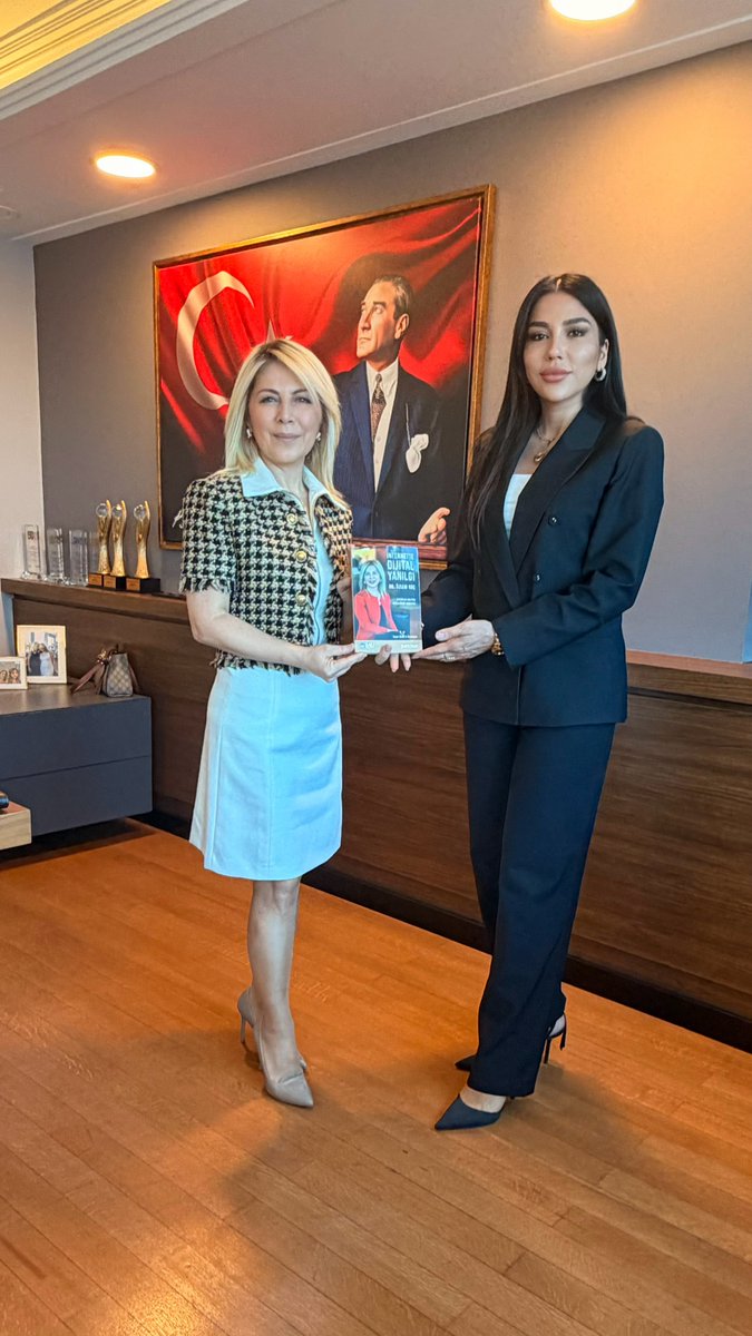 atar_veda's tweet photo. Bugün; eğitimi vizyonla ve güçlü bir liderlikle buluşturan değerli bir isimle aynı karede bulunma fırsatı yakaladım.
Bahçeşehir Kolejleri Genel Müdürü Dr. Özlem Koç ile gerçekleştirilen bu güzel karşılaşma; eğitimin yalnızca bilgi değil, ilham da olduğunu yeniden hatırlattı. Teşekkür ediyorum. @bahcesehir_k12