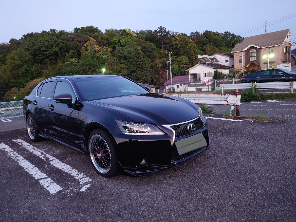 airsh00ter's tweet photo. ガラスなコーティングしなおした。やっぱ黒いセダンはカッチョええなぁ〜
近くで見ると塗装が傷んできてるのがバレちゃうから遠目でよろしく！笑
#レクサス　#GS　#Fスポーツ https://t.co/ViCPBkeHBg