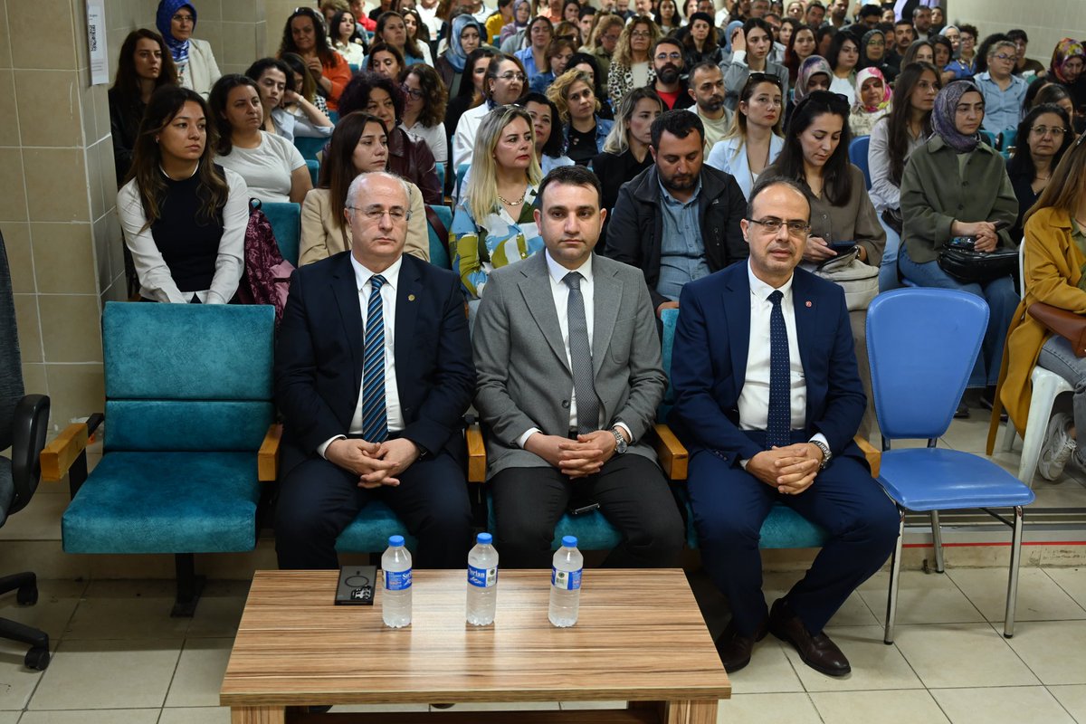 Aydin_MEM's tweet photo. Müdürümüz Sayın Mehmet YİĞİT, ilimiz genelindeki ortaokul ve liselerde görev yapan 200 gönüllü öğretmenimizin katılımıyla gerçekleştirilen “2204 Proje Yazma Eğitimi” programına katıldı. 📚🔬

Bilimsel araştırma süreçleri ve TÜBİTAK 2204 programı hakkında genel bilgilendirmeyle başlayan eğitimde öğretmenlerimiz, akademisyenler ve deneyimli eğitmenler eşliğinde uygulamalı proje yazım süreçlerini deneyimleme fırsatı buldular. ✍️

Türkiye Yüzyılı Maarif Modeli’nin araştıran, sorgulayan ve üreten eğitim ekosistemi vizyonu doğrultusunda düzenlenen çalışmada bilgi ve birikimlerini meslektaşlarıyla paylaşan eğitmenlerimize teşekkür belgeleri takdim edildi. ✨️

@tcmeb
@Yusuf__Tekin
@mehmetyigitmem