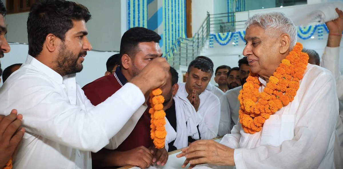 खेड़ी चौपटा, देहमान और खरखड़ा गांवों की पंचायतें सतलोक आश्रम पहुंचीं और #SantRampalJiMaharaj से आशीर्वाद लिया। पंचायत प्रतिनिधियों ने किसान-मजदूर सहयोग, बाढ़ राहत और जनकल्याण कार्यों की सराहना करते हुए सेवा भावना के प्रति श्रद्धा व्यक्त की।
 #SatlokAshram #GramPanchayat