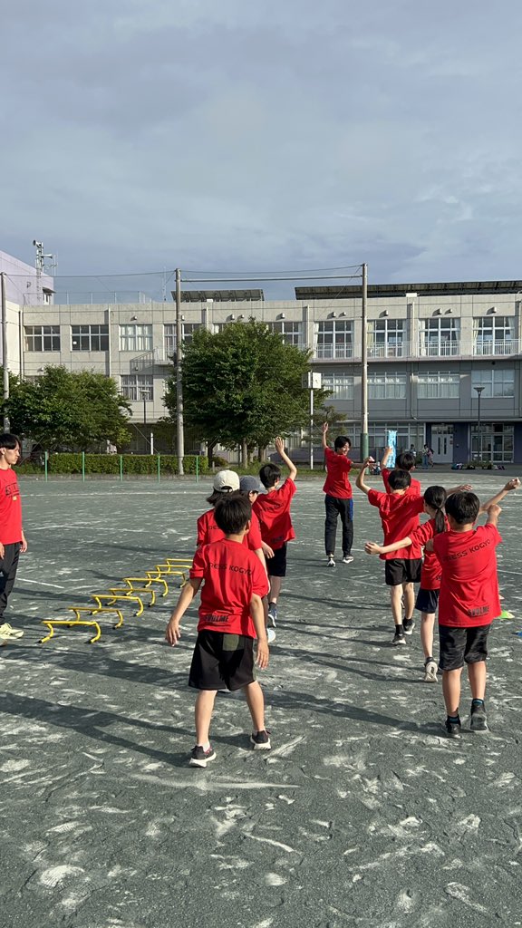 press_rikujo's tweet photo. 本日、26年度2回目となる陸上定期教室を善行小学校のグラウンドで行いました🏃‍♂️
子供たちと共に一年間楽しく走り抜けていきます🔥
子供たちの成長が楽しみです💪 https://t.co/QfX5p4tLRS