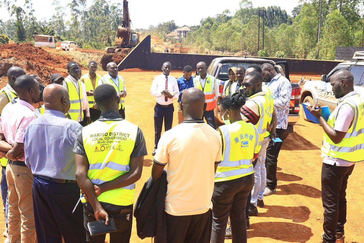 WakisoDLG's tweet photo. Bukasa–Sentema–Kakiri Road is now 44.6% complete, ahead of schedule, with tarmacking set to begin. Backed by @WorldBankGroup  support, the project is already opening up connectivity &amp; economic opportunities while maintaining focus on environmental protection &amp; community needs. https://t.co/fcGNUQ0ucT