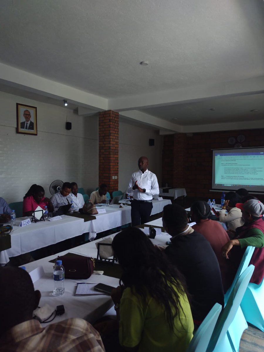 kigalitoday's tweet photo. Abanyamakuru beretswe uko bakora inkuru ku ngengo y'imari ya leta. 

Ku munsi wanyuma w'amahugurwa y'abanyamakuru, yaberaga mu karere ka Kamonyi mu ntara y'amajyepfo, bigishijwe uko bategura neza inkuru zijyanye n'ngengo y'imari ya leta.

Ruziga Emmanuel Masantura, umunyamakuru ufite uburambe bw'imyaka 20 yibanda ku nkuru z'ubikungu, yasabye aba banyamakuru kujya babanza gusobanukirwa imiterere y'ingengo y'imari ya leta, ndetse n'uko izakoreshwa kugira ngo bakore inkuru zifite ireme.

Ati, "Nk'abanyamakuru ni ingenzi cyane kumva neza Ingengo y'imari ya leta, ku buryo mu gukora inkuru yawe ugomba kuba ufite amakuru ahagije, Kandi ugashingira kubyo wabonye ndetse n'ibindi bimenyetso ufite. ugomba kumenya Kandi abarebwa n'iyo nkuru ndetse n'ingaruka izagira zaba nziza cyangwa mbi."