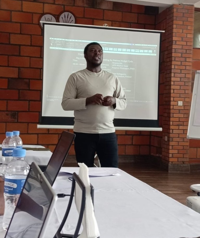 kigalitoday's tweet photo. Abanyamakuru beretswe uko bakora inkuru ku ngengo y'imari ya leta. 

Ku munsi wanyuma w'amahugurwa y'abanyamakuru, yaberaga mu karere ka Kamonyi mu ntara y'amajyepfo, bigishijwe uko bategura neza inkuru zijyanye n'ngengo y'imari ya leta.

Ruziga Emmanuel Masantura, umunyamakuru ufite uburambe bw'imyaka 20 yibanda ku nkuru z'ubikungu, yasabye aba banyamakuru kujya babanza gusobanukirwa imiterere y'ingengo y'imari ya leta, ndetse n'uko izakoreshwa kugira ngo bakore inkuru zifite ireme.

Ati, "Nk'abanyamakuru ni ingenzi cyane kumva neza Ingengo y'imari ya leta, ku buryo mu gukora inkuru yawe ugomba kuba ufite amakuru ahagije, Kandi ugashingira kubyo wabonye ndetse n'ibindi bimenyetso ufite. ugomba kumenya Kandi abarebwa n'iyo nkuru ndetse n'ingaruka izagira zaba nziza cyangwa mbi."