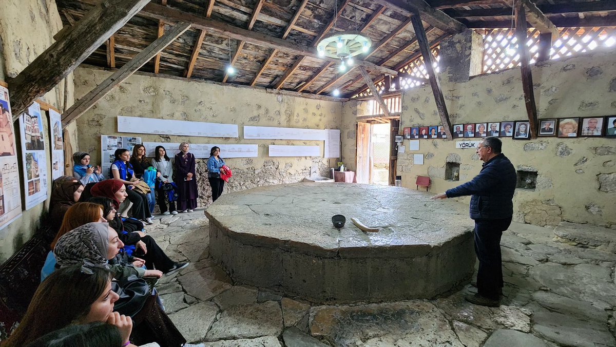 KarabukKYGM's tweet photo. 📍 Kâtip Çelebi Yurdu 
Yörük köyün özgün yapısı gezi süresince tarihi bir konakta incelenmiş ve konak yapısı rehber eşliğinde anlatılmıştır.Öğrencilerimizin hem çevre bilinci kazanmaları hem de kültürel mirasa duyarlılık kazanmalari hedeflenmiştir. https://t.co/bPjMKdcdLW