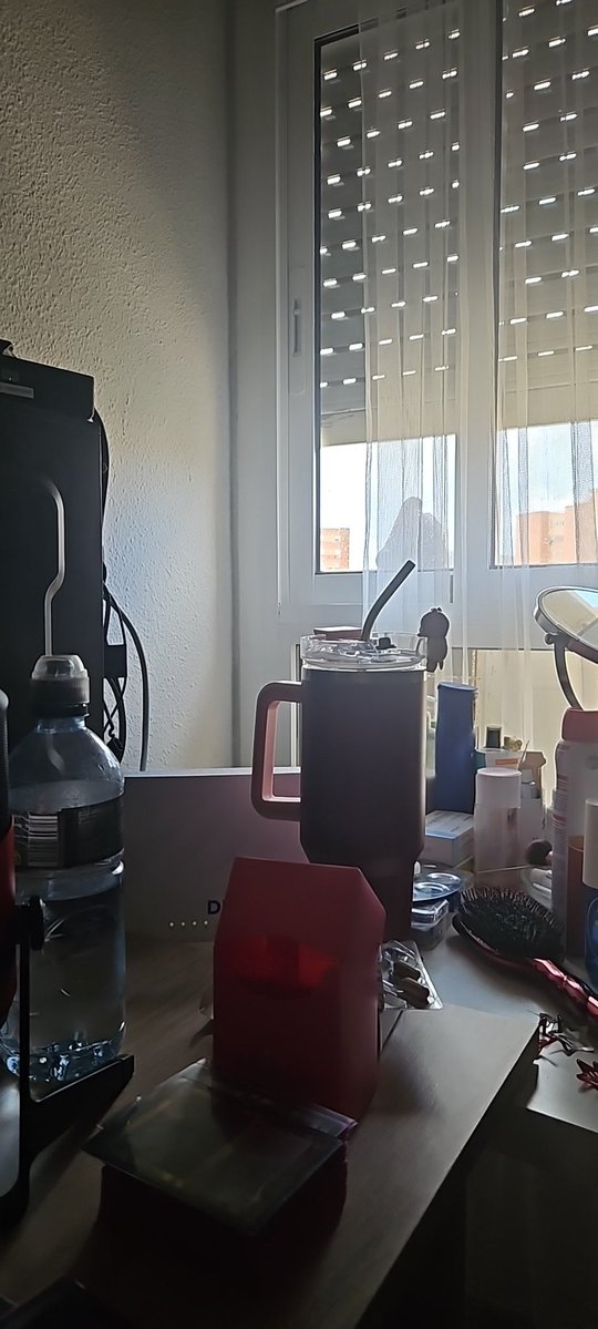 La hija de puta lleva ahi todo el dia, no se le acaba la bateria?
