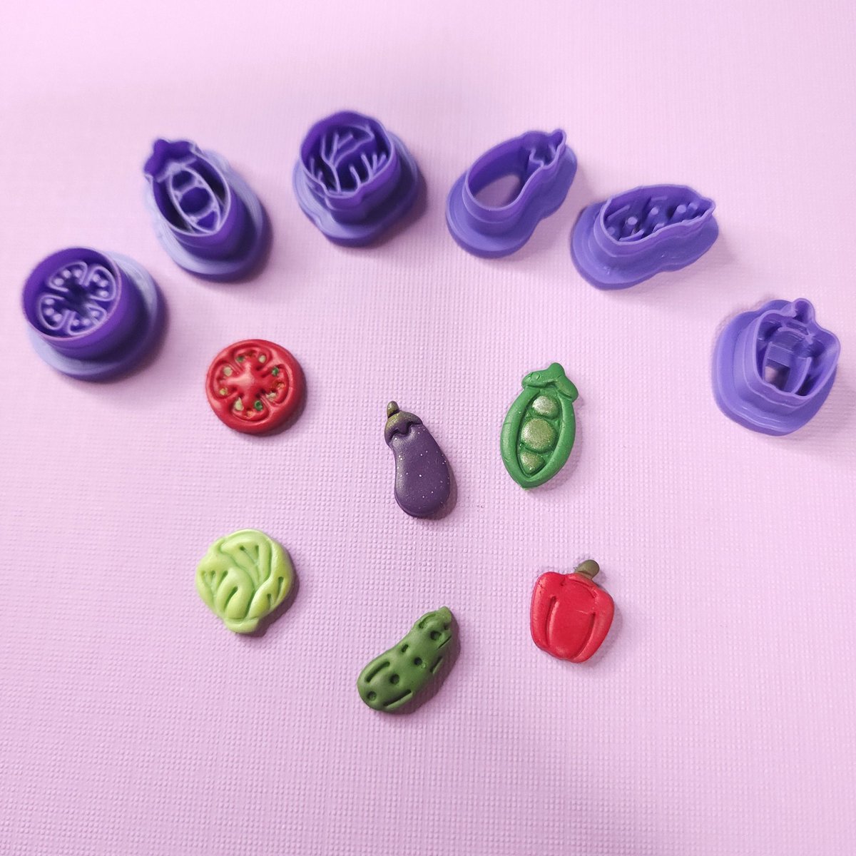 W_A_Akika's tweet photo. ちょっと色々忙しくて新商品の販売ができていませんが…

これ可愛くないですか？🤩

ポリマークレイカッター、野菜シリーズです

近日発売予定♪

#ポリマークレイ
#ポリマークレイカッター
#ハンドメイド
#polymerclay
#polymerclaycutters https://t.co/nCbSc1y7ti
