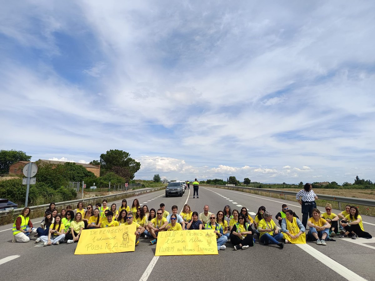 cgtenseponent's tweet photo. 🚨 El personal educatiu de l’Escola Alba de Corbins talla la C-12 a l’alçada de l’escola!

📢Animen tots els centres educatius del territori a organitzar accions els pròxims dies: concentracions, cassolades, pancartes, talls i mobilitzacions.
El conflicte educatiu continua viu✊ https://t.co/X3DxXC61Uq