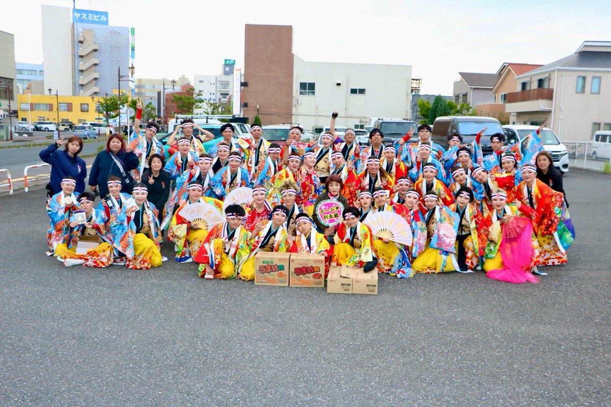team_riezo's tweet photo. かずさ木更津よさこいまつりに参加させていただきました！
雨が降らず朝から晴れてよかったです☀️
演舞後に母の日のプレゼントを理事長かあさんへ渡しました🎁🩷
あたたかいたくさんのご声援ありがとうございました🙇🏻‍♀️ https://t.co/PEXzXdETxX