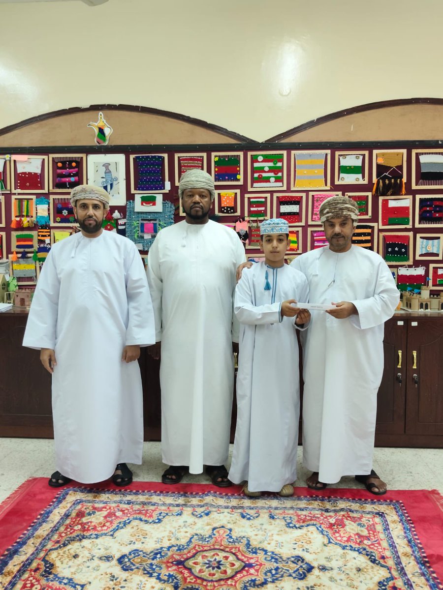 mdrst_yd's tweet photo. تشجيعًا للمواهب الطلابية في مجال الفنون التشكيلية تم تكريم مجموعة من الطلبة الموهوبين من قبل ذ. طالب القطيطي بمشاركة إدارة المدرسة راجين لهم مزيدًا من الإبداع والتميز.
#فعاليات_تعليمية_شمال_الباطنة 
#تعلم_مستدام https://t.co/hdbspMc6gD