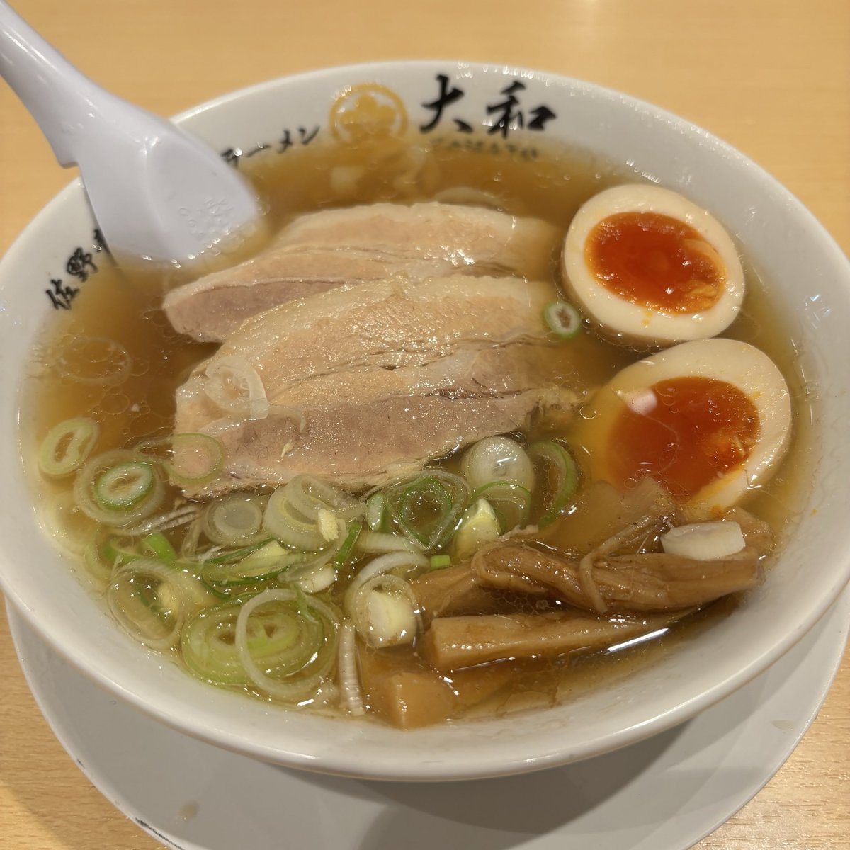 ogipop1's tweet photo. GW明けすぐ出張麺活😇

佐野ラーメンの大和さん🍜

淡麗すっきりにもちもち手打ち麺が素敵❤️

#yamato_sano 
#佐野ラーメン https://t.co/fKbOImDk3M