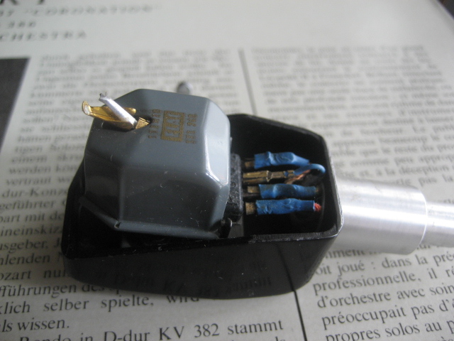 mojii1141341's tweet photo. #シュアー #N21D 交換針
ダイヤモンド 0,7mil 丸針 未使用品
#Shure #M3D #M7D #M8D 共用針 を
#ELAC #STSー240 検聴カートリッジに装着して
#ニーナシモン ニューポート盤で しゃがれ声 を聴く https://t.co/63WRwpDcdO