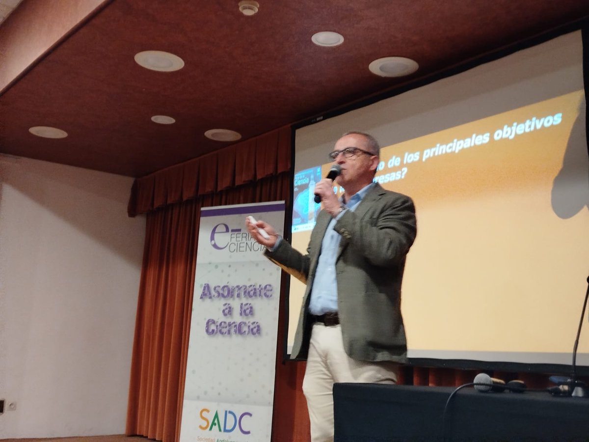 FeriaCiencia's tweet photo. Y justo después, hemos analizado las claves del éxito empresarial con José Manuel Ramírez y su conferencia “¿Y si algún día pudieras ser el dueño de un establecimiento McDonald's?” 🍟💼. https://t.co/olzWvuHNbm