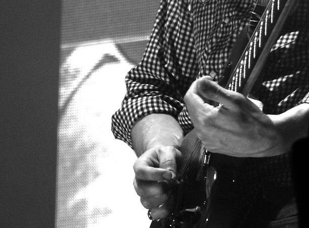Alex Turner’s hands tweet media