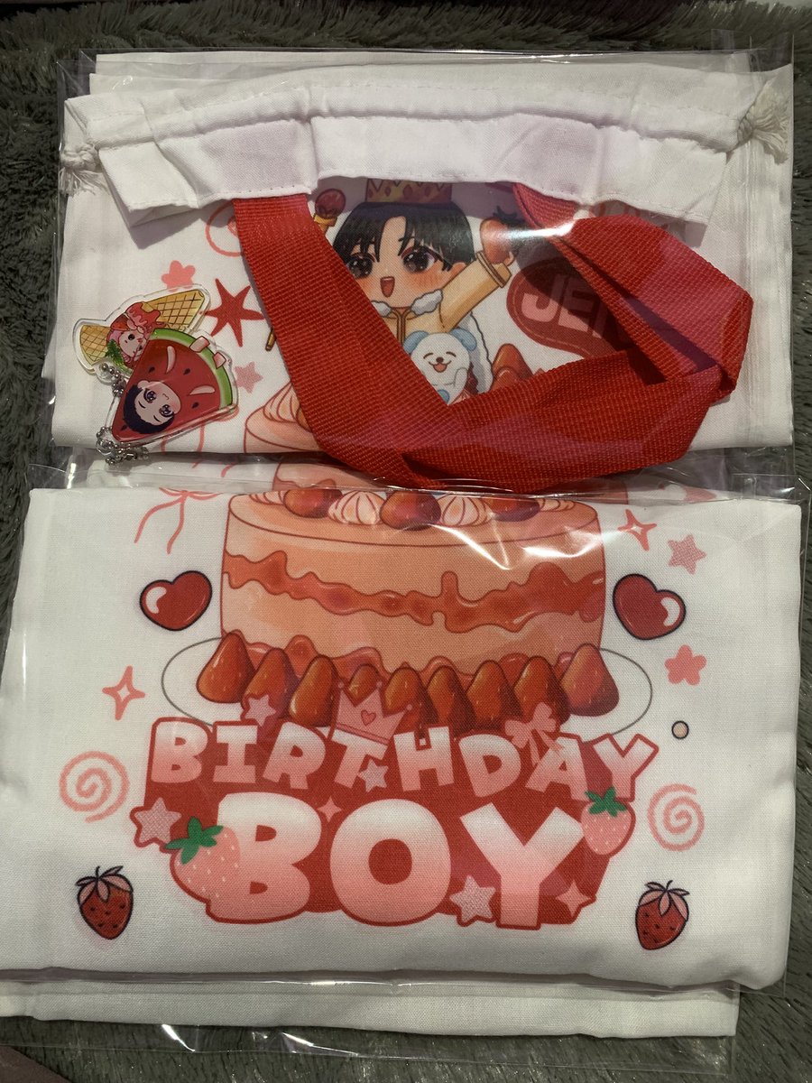 akhirnya tinggal di packing dah freebies birthday jeno nyaaa, jujur pegel bgt pinggang gua😩