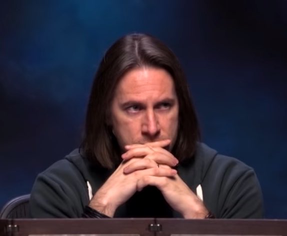 SoullesKat's tweet photo. (Mighty Nein campaign spoilers)

the second Matt hit that pose when Essek was listening to the Nein in 124 I KNEW I’d seen it recently

I LOVE that they pulled Matt’s mannerisms when he was playing certain characters from the campaign into the animated show !! https://t.co/B44fAboUuh