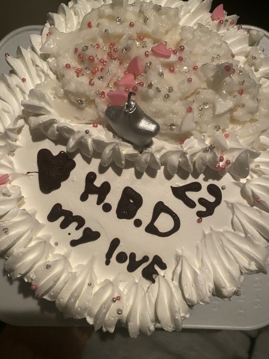 KureiVL's tweet photo. 今日の誕生日で彼女から手作りケーキ貰った！激アツ！！！！！ https://t.co/on8H924CCE