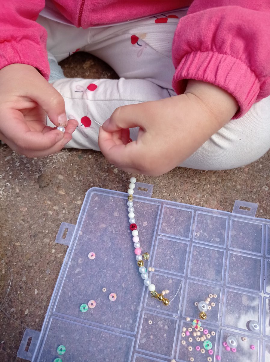 Manualidades realizadas en tiempo de actividades en el comedor. Qué bonitos diseños y regalos prepararon los alumnos para el día de la madre. #salamanca #comedorescolar