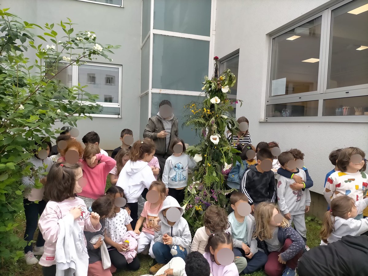 ceipramonsagra's tweet photo. As nenas e nenos de 1º EP elaboraron o seu propio maio coa axuda dos pais dunha alumna. Quedou fermoso! 🌺🌸🌼 https://t.co/DLpHqvUbQo