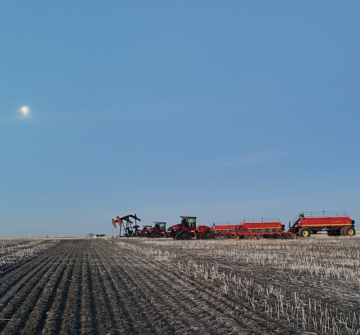 jasonauctioneer's tweet photo. Oil and ag have always shared a space in Saskatchewan to help build Canada.   They are both alive and the schools need to tell kids, the future is bright if you have a work ethic. https://t.co/9qg5wN3qGc